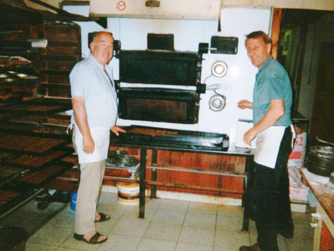 Jan Heyns met schoonzoon Staf Hufkens bij hun oude oven